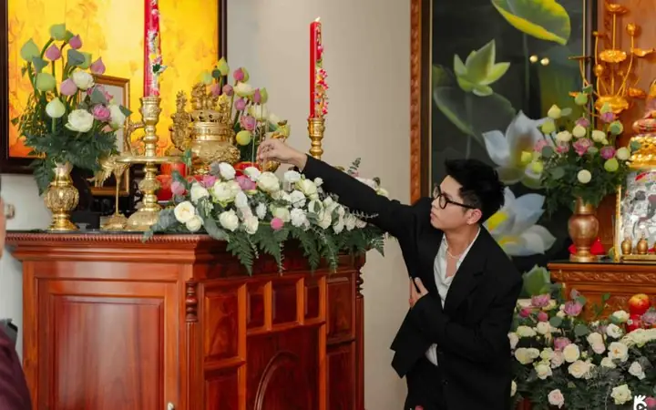 Hướng Dẫn Cắm Hoa Bàn Thờ Gia Tiên Chuẩn Phong Thủy, Tỏa Sáng Lòng Thành Kính