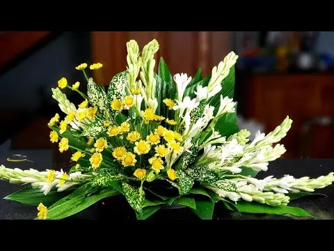 Hướng Dẫn Cắm Hoa Bàn Thờ Gia Tiên Chuẩn Phong Thủy, Tỏa Sáng Lòng Thành Kính