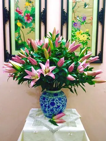 Hướng Dẫn Chi Tiết Cách Cắm Hoa Ly Bàn Thờ Đẹp Chuẩn Phong Thủy