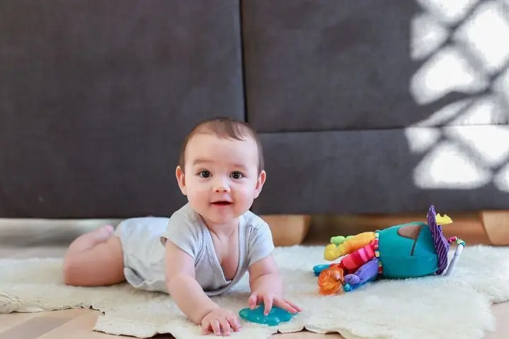 Chăm Sóc Trẻ 5-6 Tháng Tuổi: Cẩm Nang Toàn Diện Cho Bé Khỏe Mạnh & Phát Triển Toàn Diện