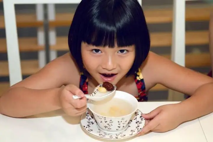 Cho Bé Ăn Yến Sào Khi Nào Tốt Nhất: Thời Điểm Vàng & Lưu Ý Quan Trọng Cho Bé Ăn Yến Sào Khi Nào Tốt Nhất: Thời Điểm Vàng & Lưu Ý Quan Trọng