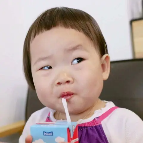 Khám Phá Vẻ Đáng Yêu Của Cô Bé Hàn Quốc Mái Ngố: Xu Hướng Tóc & Phong Cách Đốn Tim
