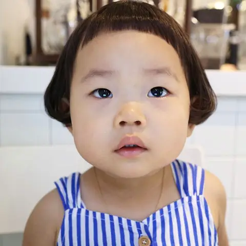 Khám Phá Vẻ Đáng Yêu Của Cô Bé Hàn Quốc Mái Ngố: Xu Hướng Tóc & Phong Cách Đốn Tim