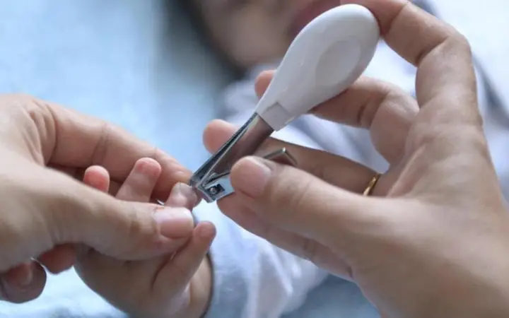 Có Nên Cắt Móng Tay Cho Trẻ Sơ Sinh? Khi Nào & Cách Cắt An Toàn