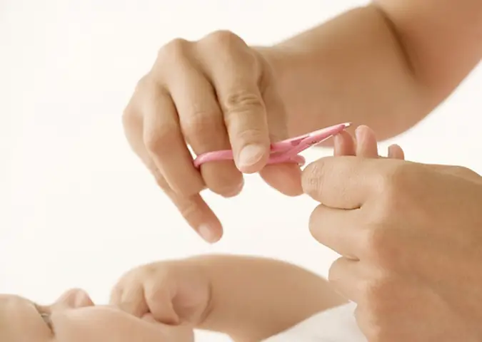 Có Nên Cắt Móng Tay Cho Trẻ Sơ Sinh? Khi Nào & Cách Cắt An Toàn