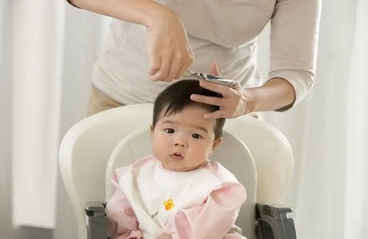 Có Nên Cắt Tóc Máu Cho Trẻ Dưới 1 Tuổi? Thời Điểm & Lưu Ý Quan Trọng