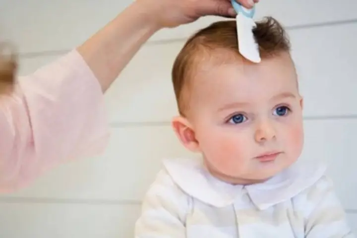 Có Nên Cắt Tóc Máu Cho Trẻ Dưới 1 Tuổi? Thời Điểm & Lưu Ý Quan Trọng