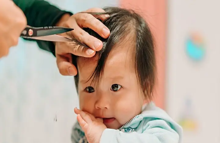 Có Nên Cắt Tóc Máu Cho Trẻ Dưới 1 Tuổi? Thời Điểm & Lưu Ý Quan Trọng