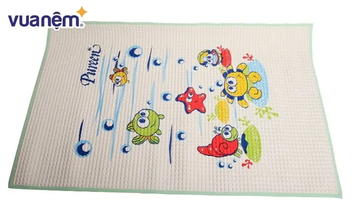 Có Nên Cho Bé Nằm Tấm Lót Cao Su? Lợi Ích, Lưu Ý & Thay Thế An Toàn