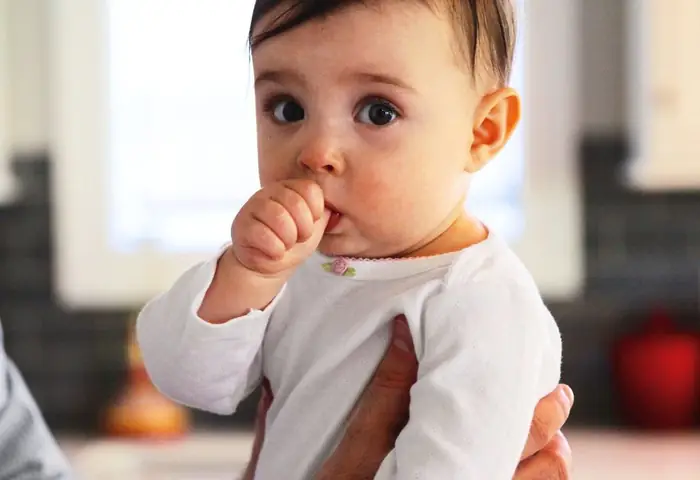 Trẻ Mút Tay Có Sao Không? Giải Đáp Thắc Mắc Về Hành Vi Sinh Lý Của Bé Trẻ Mút Tay Có Sao Không? Giải Đáp Thắc Mắc Về Hành Vi Sinh Lý Của Bé