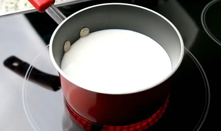 Có Nên Đun Sôi Sữa Tươi Không? Hướng Dẫn Chi Tiết Để Giữ Trọn Dinh Dưỡng