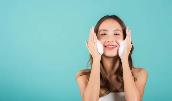 Có Nên Dùng 2 Loại Sữa Rửa Mặt Sáng Tối Không? Chuyên Gia Giải Đáp Toàn Diện