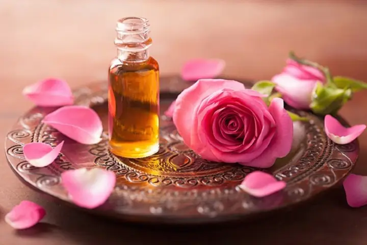 Nước Hoa Hồng Trước Khi Trang Điểm: Có Nên Dùng Không & Khi Nào Tốt Nhất?