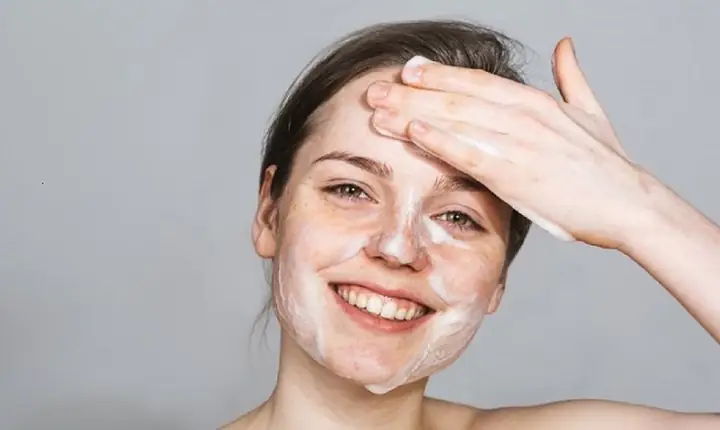 Có Nên Dùng Sữa Rửa Mặt Hàng Ngày Không? Tần Suất Chuẩn Cho Từng Loại Da