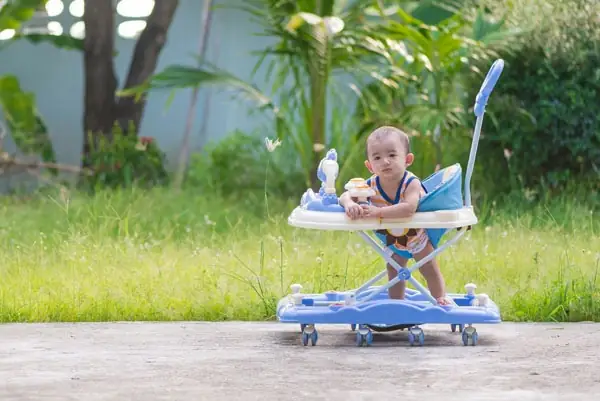 Có Nên Cho Bé Dùng Xe Tròn Tập Đi? Phân Tích Lợi Ích & Tác Hại Chuyên Sâu