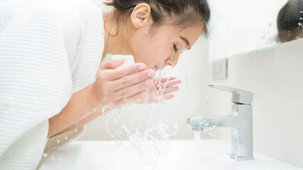 Có Nên Rửa Mặt Trước Khi Đi Ngủ Không? Hướng Dẫn Chăm Sóc Da Toàn Diện Có Nên Rửa Mặt Trước Khi Đi Ngủ Không? Hướng Dẫn Chăm Sóc Da Toàn Diện