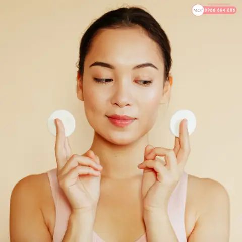 Có Nên Tẩy Trang Khi Không Trang Điểm? Giải Đáp Từ Chuyên Gia Da Liễu Có Nên Tẩy Trang Khi Không Trang Điểm? Giải Đáp Từ Chuyên Gia Da Liễu