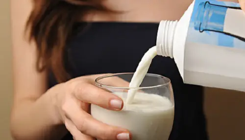 Uống Sữa Buổi Sáng: Thời Điểm Tốt Nhất & Ai Nên Hạn Chế?
