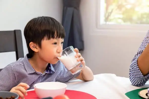 Uống Sữa Buổi Sáng Đúng Cách: Có Nên Hay Không Và Khi Nào Là Tốt Nhất?