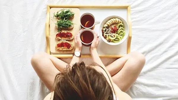 Con Gái Đến Tháng Thèm Ăn Gì? Thực Phẩm Giúp Giảm Khó Chịu & Bồi Bổ Cơ Thể