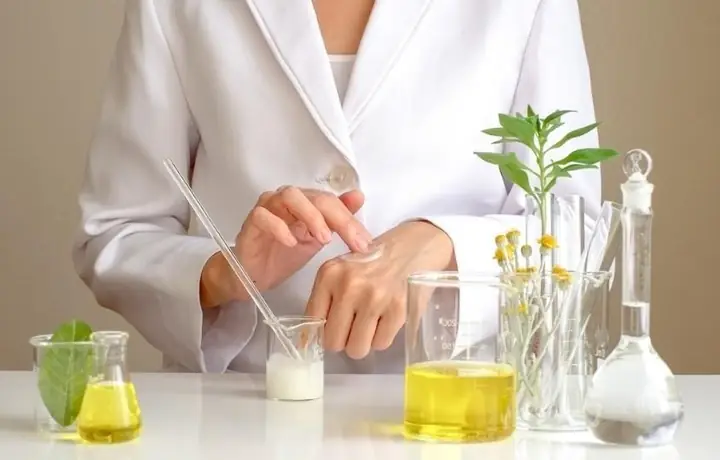 Cồn Trong Mỹ Phẩm: Tác Dụng, Lợi Ích Và Rủi Ro Cho Làn Da