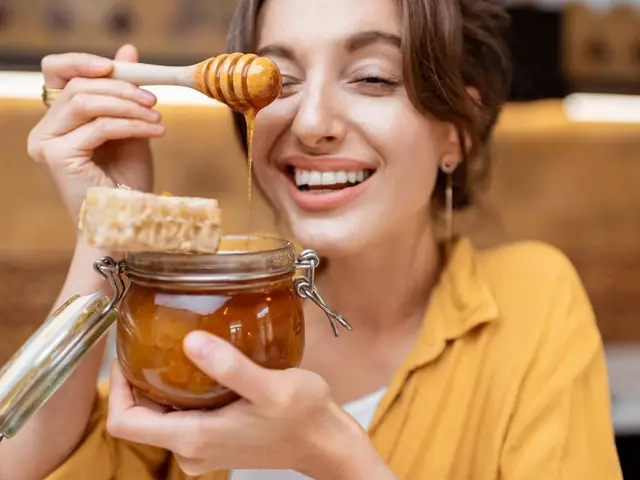 Công Dụng Mật Ong Làm Đẹp: Bí Quyết Dưỡng Da Mịn Màng, Trắng Sáng Tự Nhiên Công Dụng Mật Ong Làm Đẹp: Bí Quyết Dưỡng Da Mịn Màng, Trắng Sáng Tự Nhiên