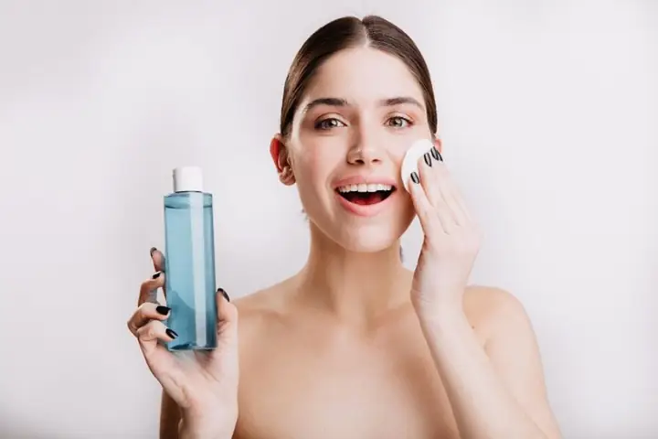 Da Dầu Có Nên Dùng Nước Tẩy Trang Không? Lợi Ích & Lưu Ý Chi Tiết Da Dầu Có Nên Dùng Nước Tẩy Trang Không? Lợi Ích & Lưu Ý Chi Tiết