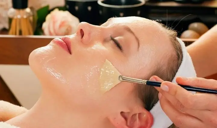 Nên Đắp Mặt Nạ Sữa Ong Chúa Qua Đêm? Lợi Ích, Tác Hại & Cách Dùng Chuẩn
