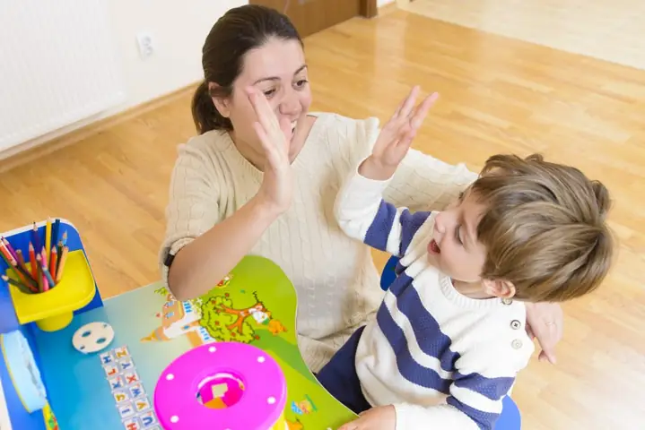 Dạy Trẻ Tự Kỷ Tại Nhà: Cẩm Nang Toàn Diện Cho Cha Mẹ Hiệu Quả
