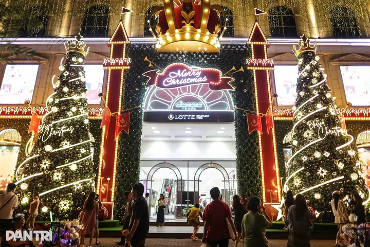 Diamond Plaza Trang Trí Noel 2018: Khám Phá Không Gian Giáng Sinh "đẹp Nhất Sài Gòn"