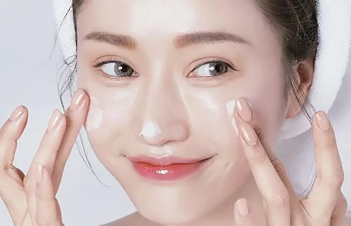 Dùng Kem Dưỡng Ẩm Bị Nổi Mụn: Nguyên Nhân & Cách Khắc Phục Tình Trạng Da
