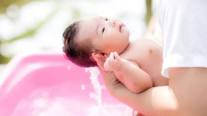 Bí Quyết Gội Đầu Cho Trẻ Sơ Sinh Đúng Cách, An Toàn Và Không Khóc