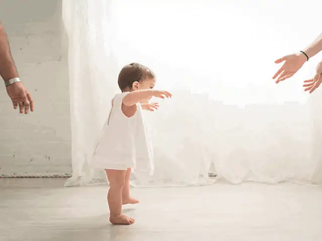 Khi Nào Bé Sẵn Sàng Tập Đi? Dấu Hiệu, Độ Tuổi Chuẩn & Cách Hỗ Trợ Tối Ưu