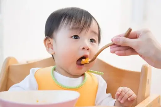 Khi Nào Trẻ Được Ăn Dặm? Dấu Hiệu Sẵn Sàng & Lời Khuyên Từ Chuyên Gia Khi Nào Trẻ Được Ăn Dặm? Dấu Hiệu Sẵn Sàng & Lời Khuyên Từ Chuyên Gia