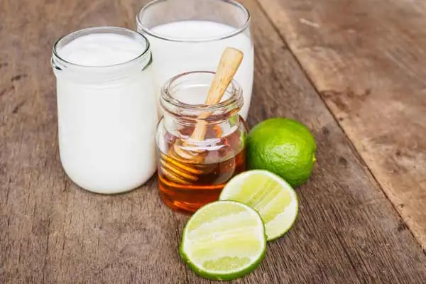 Mặt Nạ Sữa Chua Mật Ong: 9+ Công Thức Dưỡng Da Sáng Mịn, Trị Mụn An Toàn Tại Nhà