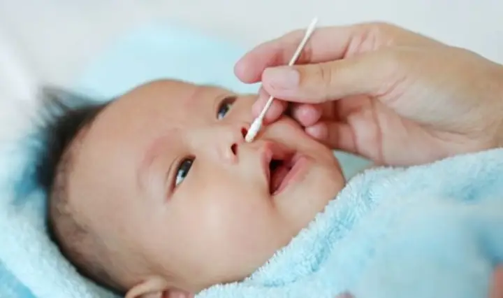 Cách Lấy Gỉ Mũi Cho Trẻ Sơ Sinh An Toàn & Hiệu Quả Như Chuyên Gia