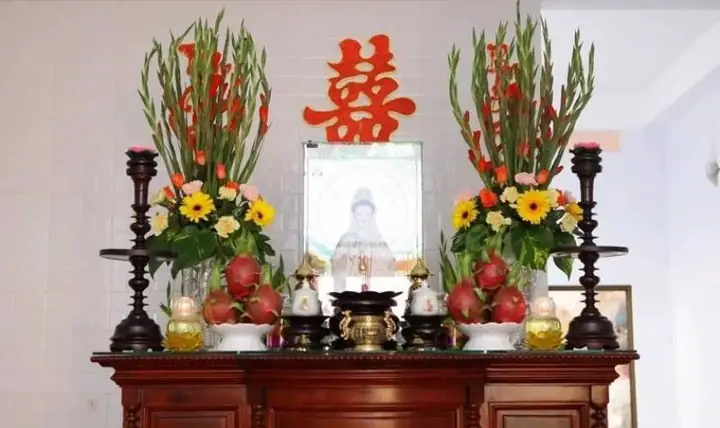 Bài Trí Lọ Hoa Bàn Thờ Ngày Tết: Hướng Dẫn Chi Tiết Giúp Rước Tài Lộc, May Mắn