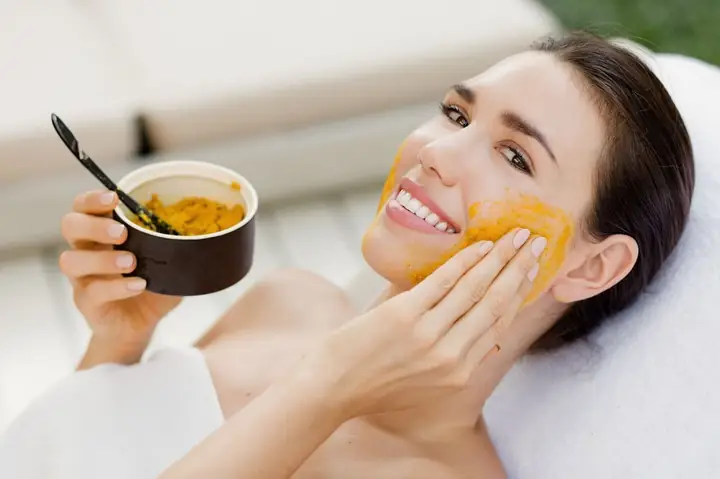 Bí Quyết Làm Đẹp Da Toàn Diện Với Mặt Nạ Bột Nghệ & Vitamin E: Dưỡng Sáng, Trị Mụn, Chống Lão Hóa