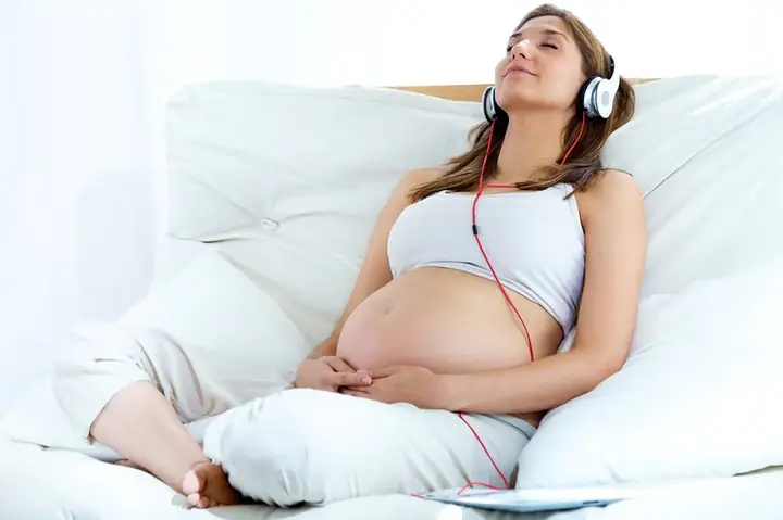 Mẹ Bầu Cho Thai Nhi Nghe Nhạc Đúng Cách: Cẩm Nang Toàn Diện Cho Mẹ