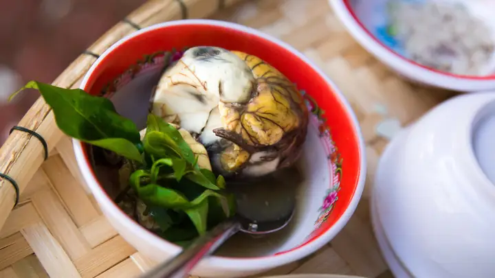 Mẹ Bầu Có Nên Ăn Trứng Vịt Lộn Không? Lợi Ích Và Rủi Ro Cần Biết