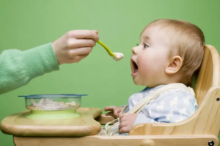 Nên Cho Bé Ăn Dặm Lúc Mấy Giờ? Hướng Dẫn Chi Tiết Theo Từng Độ Tuổi