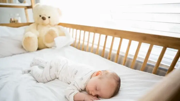 Bao Lâu Bé Nên Nằm Cũi? Thời Điểm Thích Hợp Và Những Lưu Ý Quan Trọng Cho Mẹ