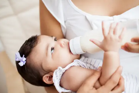 Nên Cho Bé Uống Sữa Tươi Hay Sữa Công Thức Tốt Hơn Theo Độ Tuổi?