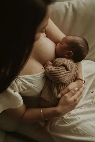 Bé Hay Bú Bình Ngày Bú Mẹ Đêm: Nguyên Nhân, Giải Pháp Toàn Diện Cho Mẹ