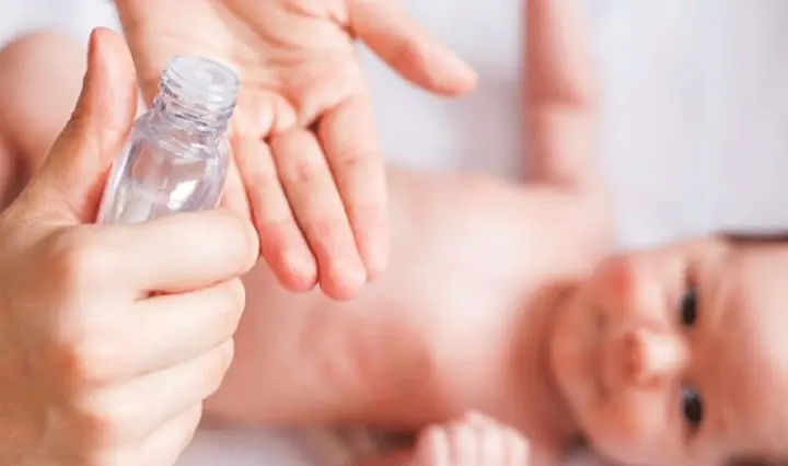 Bé Nhỏ Bị Nhỏ Nhầm Dầu Tràm Vào Mũi: Xử Lý Kịp Thời Và Ngăn Ngừa Tai Biến Bé Nhỏ Bị Nhỏ Nhầm Dầu Tràm Vào Mũi: Xử Lý Kịp Thời Và Ngăn Ngừa Tai Biến