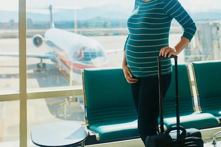 Phụ Nữ Mang Thai Có Được Đi Máy Bay Không? Quy Định Và Lưu Ý Chi Tiết