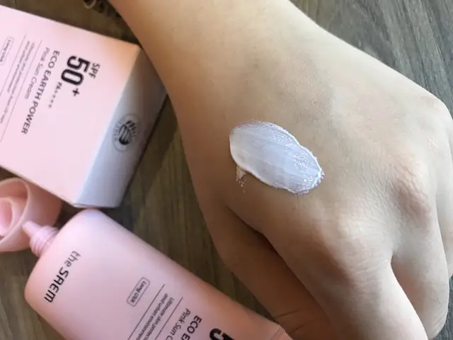 Review Kem Chống Nắng The Saem Hồng: Tất Tần Tật Từ A-z Cho Da Dầu, Mụn & Nhạy Cảm