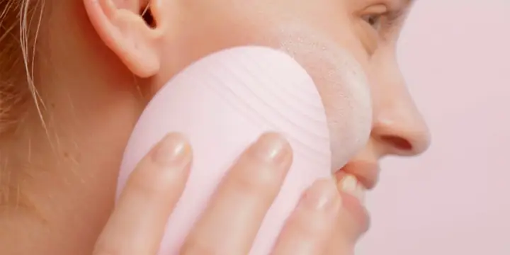 Cách Sử Dụng Máy Rửa Mặt Đúng Cách Để Có Làn Da Sạch Sâu & Khỏe Mạnh