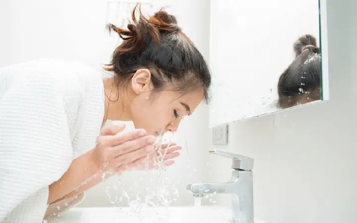 Rửa Mặt Bao Lâu Là Đủ? Thời Gian Chuẩn & Lưu Ý Quan Trọng Cho Làn Da Khỏe Đẹp