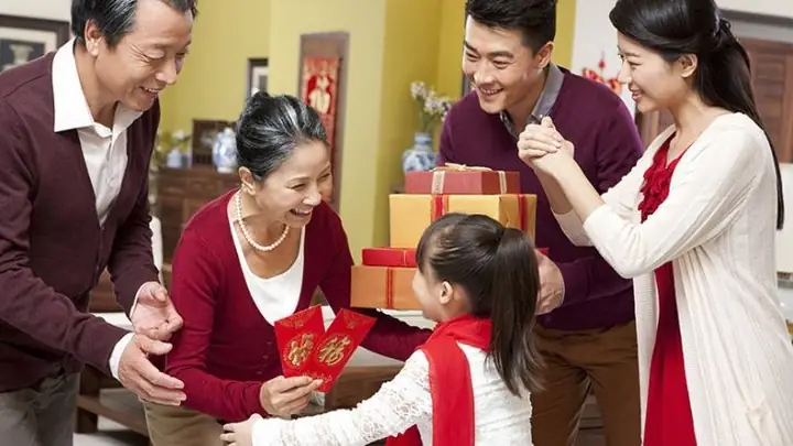 Tết Nên Tặng Quà Gì Cho Bố Mẹ? Gợi Ý 101+ Món Quà Ý Nghĩa, Thiết Thực, Ấm Áp